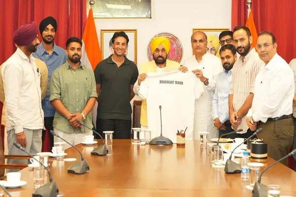 पंजाब में 30 अगस्त से 13 सितंबर तक होने वाली शेर-ए-पंजाब ट्वेंटी-20 लीग में खेलेंगे शीर्ष खिलाड़ी: CM मान पंजाब में 30 अगस्त से 13 सितंबर तक होने वाली शेर-ए-पंजाब ट्वेंटी-20 लीग में खेलेंगे शीर्ष खिलाड़ी: CM मान