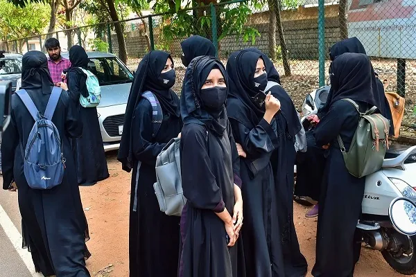 ‘स्कूल यूनिफॉर्म के साथ स्कार्फ या हिजाब मान्य नहीं’, इलाहाबाद हाईकोर्ट का बड़ा फैसला ‘स्कूल यूनिफॉर्म के साथ स्कार्फ या हिजाब मान्य नहीं’, इलाहाबाद हाईकोर्ट का बड़ा फैसला