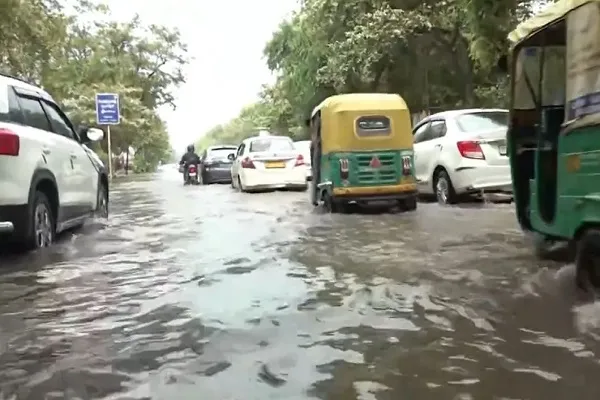 दिल्ली में मूसलाधार बारिश से हाहाकार, रेड अलर्ट के बीच सड़कें जलमग्न; 18 उड़ानें रद्द, 146 लेट