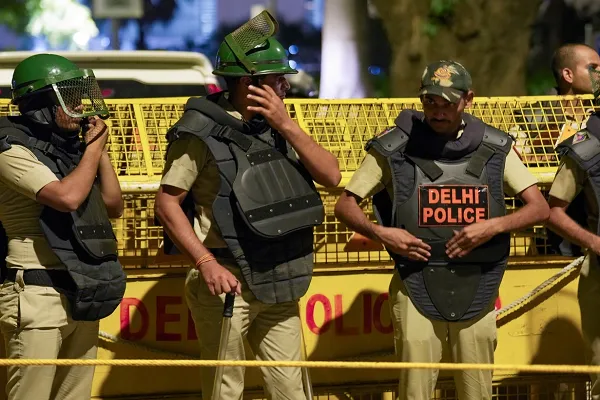 स्वतंत्रता दिवस से पहले दिल्ली को दहलाने की साजिश, हाई कोर्ट और एयरपोर्ट समेत पांच जगहों को मिली बम से उड़ाने की धमकी स्वतंत्रता दिवस से पहले दिल्ली को दहलाने की साजिश, हाई कोर्ट और एयरपोर्ट समेत पांच जगहों को मिली बम से उड़ाने की धमकी