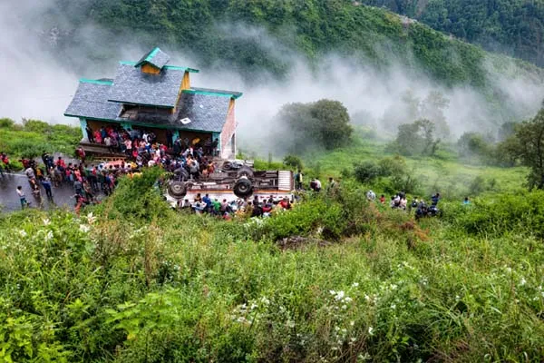 हिमाचल के चंबा जिले में अनियंत्रित होकर खाई में गिरी प्राइवेट बस, 7 लोगों की दर्दनाक मौत; 11 घायल हिमाचल के चंबा जिले में अनियंत्रित होकर खाई में गिरी प्राइवेट बस, 7 लोगों की दर्दनाक मौत; 11 घायल