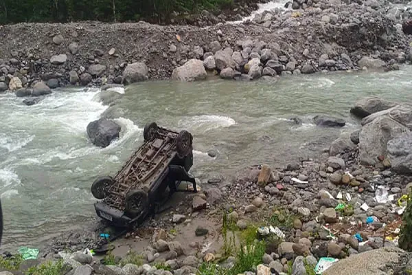 हिमाचल के मनाली में 20 फीट गहरे नाले में गिरी कार, 2 लोगों की दर्दनाक मौत; 3 अस्पताल में भर्ती हिमाचल के मनाली में 20 फीट गहरे नाले में गिरी कार, 2 लोगों की दर्दनाक मौत; 3 अस्पताल में भर्ती