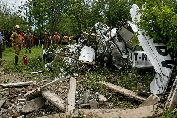 कानपुर में आसमान से खेत में गिरा ट्रेनिंग विमान, उड़ान भरने के 20 मिनट बाद क्रैश; दोनों पायलटों की दर्दनाक मौत