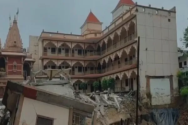 प्रयागराज में बड़ा हादसा : निर्माण के लिए खोदे गड्ढे में भरभराकर गिरा स्वामीनारायण मंदिर का 3 मंजिला हिस्सा, बाल-बाल बचे लोग