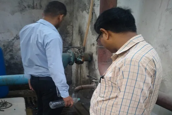 दूषित पानी का कहर : ग्रेटर नोएडा में 100 से अधिक लोग बीमार, सोसाइटी के 1640 परिवारों में दहशत दूषित पानी का कहर : ग्रेटर नोएडा में 100 से अधिक लोग बीमार, सोसाइटी के 1640 परिवारों में दहशत
