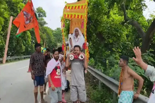 100 साल की दादी को पालकी में बैठाकर 300 KM की कांवड़ यात्रा पर निकला परिवार, भावुक कर देगा यह नजारा 100 साल की दादी को पालकी में बैठाकर 300 KM की कांवड़ यात्रा पर निकला परिवार, भावुक कर देगा यह नजारा