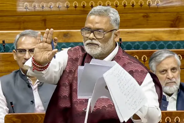 प्रेस कॉन्फ्रेंस के दौरान पप्पू यादव पर चप्पल से हमला, सांसद ने लगाया हत्या की साजिश का आरोप प्रेस कॉन्फ्रेंस के दौरान पप्पू यादव पर चप्पल से हमला, सांसद ने लगाया हत्या की साजिश का आरोप