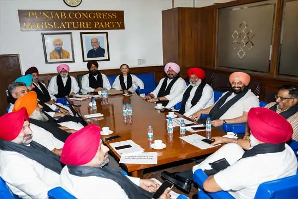 पंजाब कांग्रेस में गुटबाजी चरम पर, 15 विधायकों ने बुलाई गुप्त बैठक; राहुल गांधी से मिलने का मांगा समय पंजाब कांग्रेस में गुटबाजी चरम पर, 15 विधायकों ने बुलाई गुप्त बैठक; राहुल गांधी से मिलने का मांगा समय