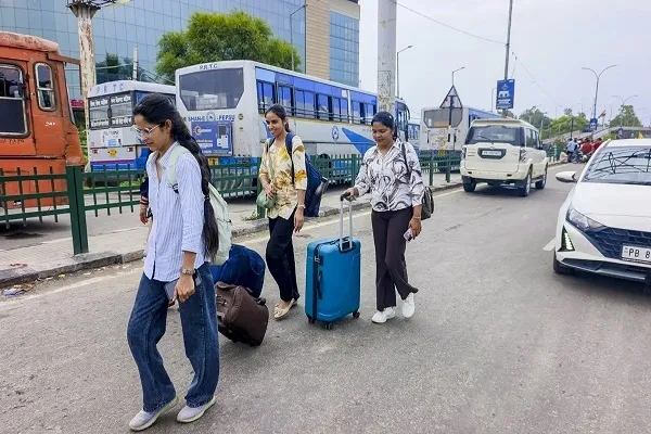 पंजाब में आज ‘महा हड़ताल’, सरकारी दफ्तर बंद…नहीं चलेंगी बसें; सीएम मान जालंधर में करेंगे मीटिंग पंजाब में आज ‘महा हड़ताल’, सरकारी दफ्तर बंद…नहीं चलेंगी बसें; सीएम मान जालंधर में करेंगे मीटिंग