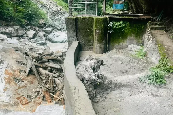 हिमाचल के रामपुर में बादल फटने से मची अफरातफरी, हाइड्रो प्रोजेक्ट को भारी नुकसान, तेज बारिश की चेतावनी जारी हिमाचल के रामपुर में बादल फटने से मची अफरातफरी, हाइड्रो प्रोजेक्ट को भारी नुकसान, तेज बारिश की चेतावनी जारी