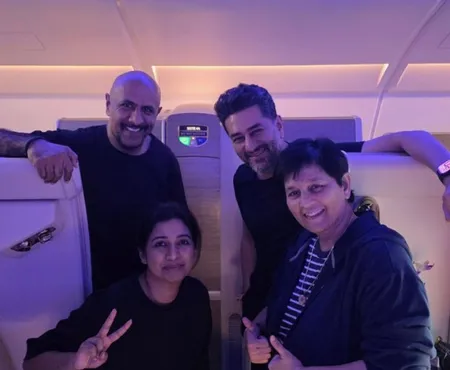 श्रेया घोषाल का फैन गर्ल मोमेंट, फ्लाइट में हुई फाल्गुनी पाठक से खास मुलाकात श्रेया घोषाल का फैन गर्ल मोमेंट, फ्लाइट में हुई फाल्गुनी पाठक से खास मुलाकात