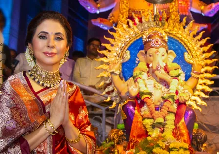 गणेश चतुर्थी पर मुंबई के पंडालों को मिस कर रहीं उर्मिला मातोंडकर, बोलीं-‘इस बार बस लोगों की सलामती की प्रार्थना’ गणेश चतुर्थी पर मुंबई के पंडालों को मिस कर रहीं उर्मिला मातोंडकर, बोलीं-‘इस बार बस लोगों की सलामती की प्रार्थना’