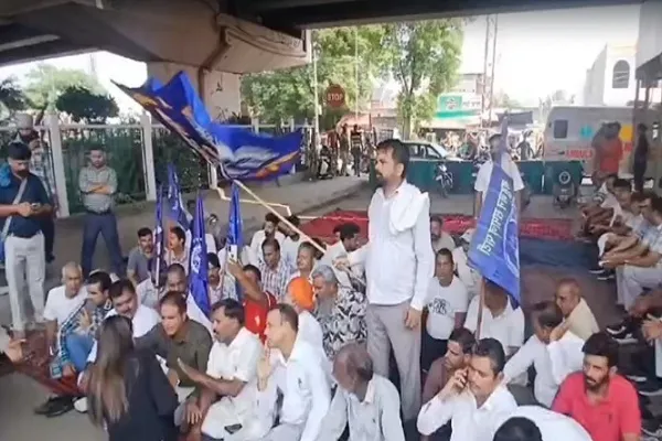 लुधियाना में डा. अंबेडकर की प्रतिमा का अपमान, दलित समाज ने दिल्ली-अमृतसर हाइवे किया जाम; बाजार बंद कराए जा रहे लुधियाना में डा. अंबेडकर की प्रतिमा का अपमान, दलित समाज ने दिल्ली-अमृतसर हाइवे किया जाम; बाजार बंद कराए जा रहे