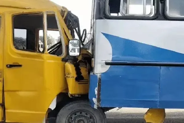 मानसा में स्कूल बस की PRTC बस से भिड़ंत, 10 से 15 बच्चे घायल, ड्राइवर की टांगें टूटीं मानसा में स्कूल बस की PRTC बस से भिड़ंत, 10 से 15 बच्चे घायल, ड्राइवर की टांगें टूटीं