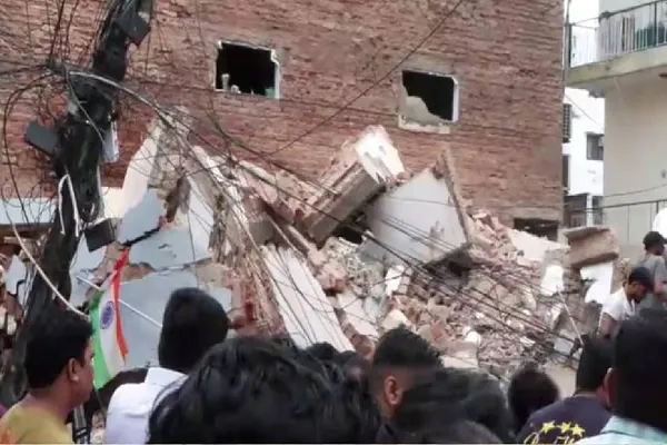 दिल्ली के सत्य निकेतन में भरभराकर गिरी 5 मंजिला इमारत, कई लोगों के दबने की आशंका, रेस्क्यू जारी दिल्ली के सत्य निकेतन में भरभराकर गिरी 5 मंजिला इमारत, कई लोगों के दबने की आशंका, रेस्क्यू जारी