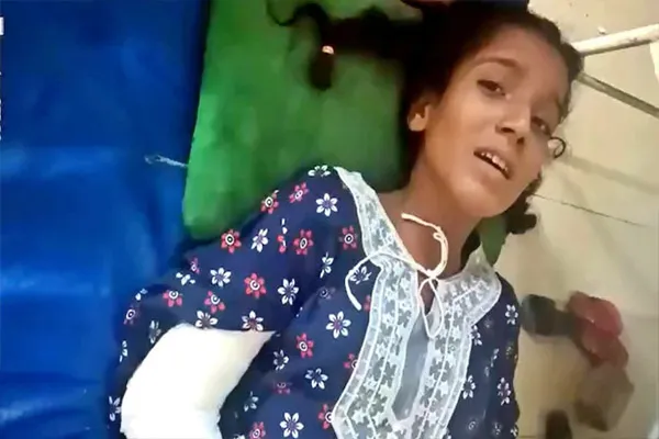 शिक्षक की बर्बरता ने ली छात्रा की जान, शिकायत करने पर मरोड़ा था हाथ; इलाज के दौरान मौत शिक्षक की बर्बरता ने ली छात्रा की जान, शिकायत करने पर मरोड़ा था हाथ; इलाज के दौरान मौत
