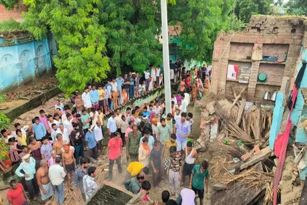 कानपुर में भरभराकर गिरा कच्चा मकान, मलबे में दबकर एक ही परिवार के 4 लोगों की दर्दनाक मौत कानपुर में भरभराकर गिरा कच्चा मकान, मलबे में दबकर एक ही परिवार के 4 लोगों की दर्दनाक मौत