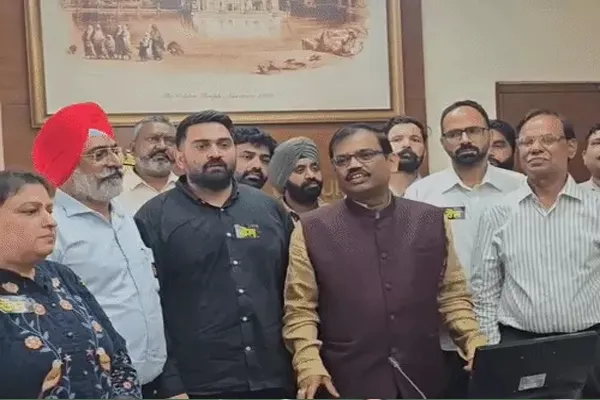 पंजाब में सरकारी कर्मचारियों की हड़ताल खत्म, सरकार ने वापस लिया शो-कॉज नोटिस; CM मान से जल्द होगी बैठक पंजाब में सरकारी कर्मचारियों की हड़ताल खत्म, सरकार ने वापस लिया शो-कॉज नोटिस; CM मान से जल्द होगी बैठक