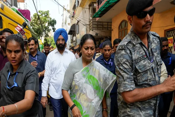 सत्य निकेतन हादसा: मुख्यमंत्री रेखा गुप्ता के निर्देश पर नगर निगम के 5 वरिष्ठ अधिकारी निलंबित सत्य निकेतन हादसा: मुख्यमंत्री रेखा गुप्ता के निर्देश पर नगर निगम के 5 वरिष्ठ अधिकारी निलंबित
