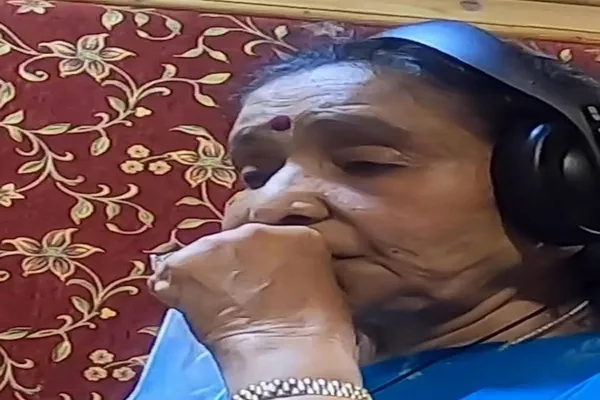 नीली साड़ी, हेडफोन और वही जादुई आवाज…आशा भोसले की जयंती पर रिलीज हुआ गाना ‘ऐ मेरी जिंदगी’ नीली साड़ी, हेडफोन और वही जादुई आवाज…आशा भोसले की जयंती पर रिलीज हुआ गाना ‘ऐ मेरी जिंदगी’