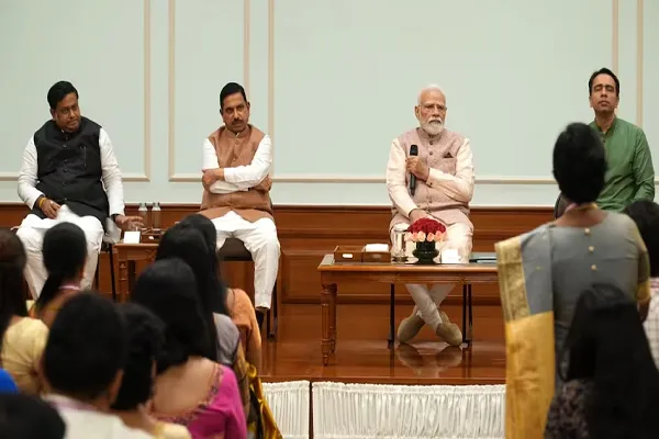 शिक्षकों से मिले पीएम मोदी: पूछा- अच्छा वक्ता बनने के लिए क्या करूं; शिक्षिका के जवाब पर खूब हंसे प्रधानमंत्री शिक्षकों से मिले पीएम मोदी: पूछा- अच्छा वक्ता बनने के लिए क्या करूं; शिक्षिका के जवाब पर खूब हंसे प्रधानमंत्री