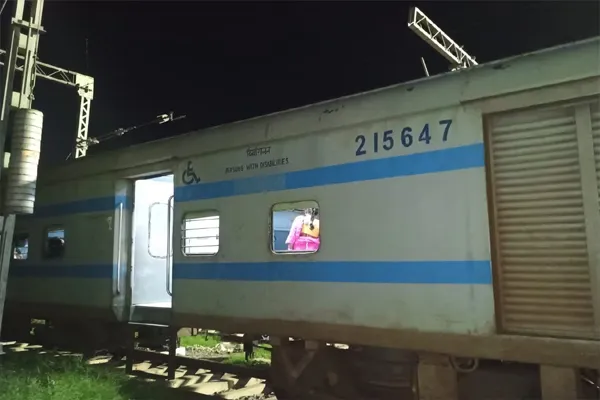 दिल्ली जा रही महानंदा एक्सप्रेस के 3 डिब्बे पटरी से उतरे, मची चीख-पुकार; अप लाइन पर यातायात बाधित दिल्ली जा रही महानंदा एक्सप्रेस के 3 डिब्बे पटरी से उतरे, मची चीख-पुकार; अप लाइन पर यातायात बाधित